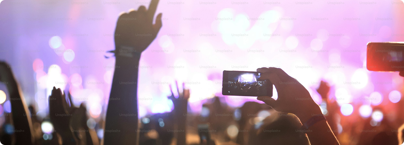 Event das mit einem Smartphone gefilmt wird